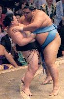Musashimaru undefeated in summer sumo